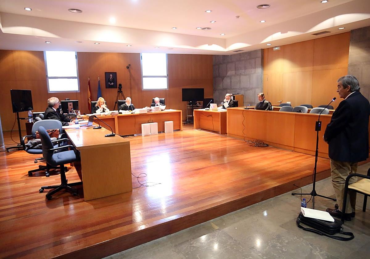 Imagen principal - Cascos defiende ante el juez que Foro pagara sus gastos personales dado su alto «compromiso político»