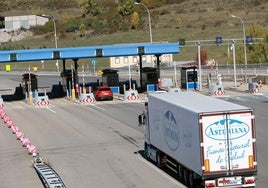 Un camión se dirige a las cabinas de peaje de La Magdalena, en la autopista del Huerna (AP-66), mientras otros turismos hacen el pago.