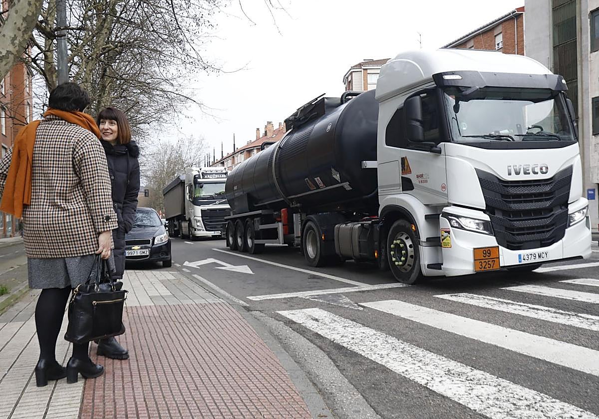 Tráfico de camiones en la avenida del Príncipe de Asturias, en Gijón.