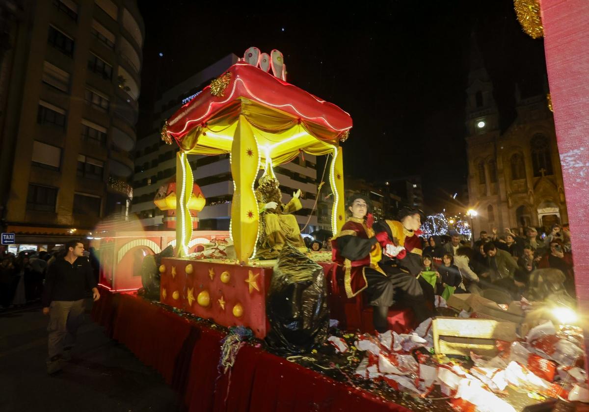 La carroza de Gaspar en la cabalgata de Reyes de Avilés del pasado lunes.