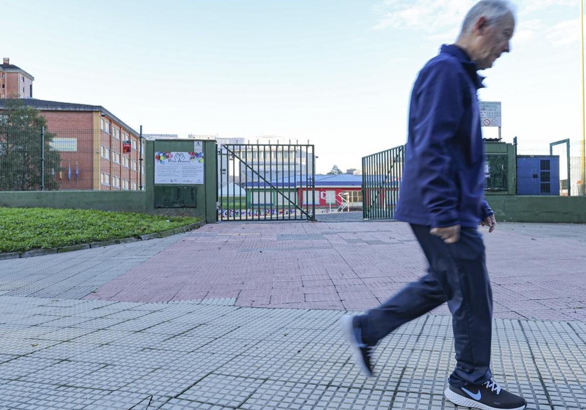 Un hombre pasa por delante de la entrada del colegio del Quirinal de Avilés.