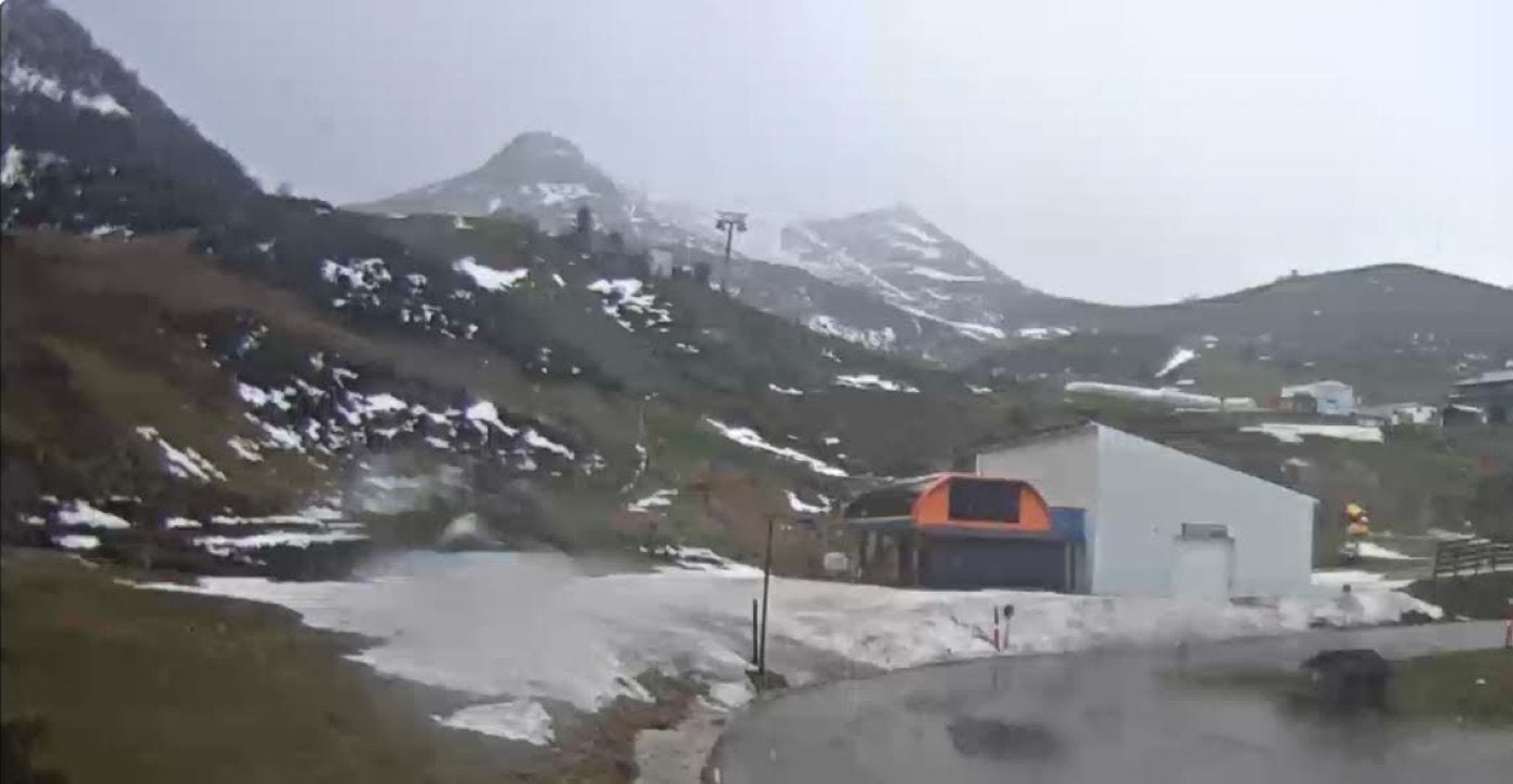 El temporal de los últimos días está terminando con la nieve en la parte baja de Valgrande-Pajares. Este es su aspecto actual.