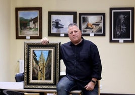 Óscar García, con la Catedral de Oviedo en una de sus obras.