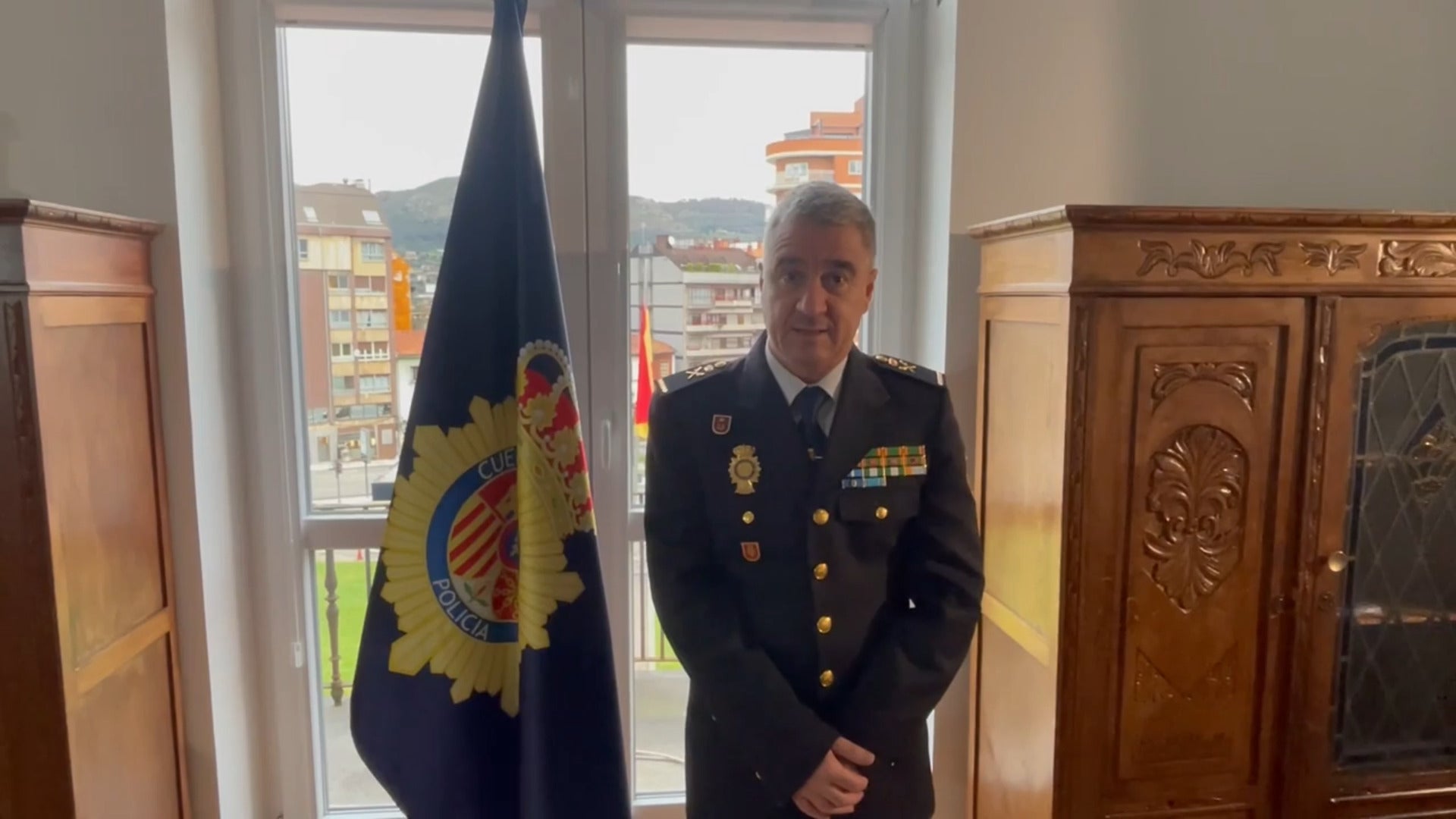 Jorge Ignacio Moreno, Jefe Superior de Policia Nacional de Asturias, felicita a EL COMERCIO