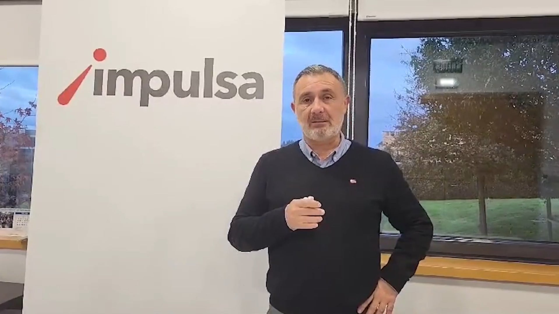 Luis Díaz, director gerente de Gijón Impulsa, felicita a EL COMERCIO