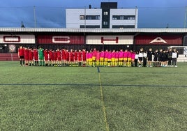 Por orden, jugadores del Camocha, el Cimadevilla y el Uribe, esta tarde, guardando un minuto de silencio por quien fuera delegado del club del barrio alto, en el campo de los primeros, donde entrenan los tres equipos.