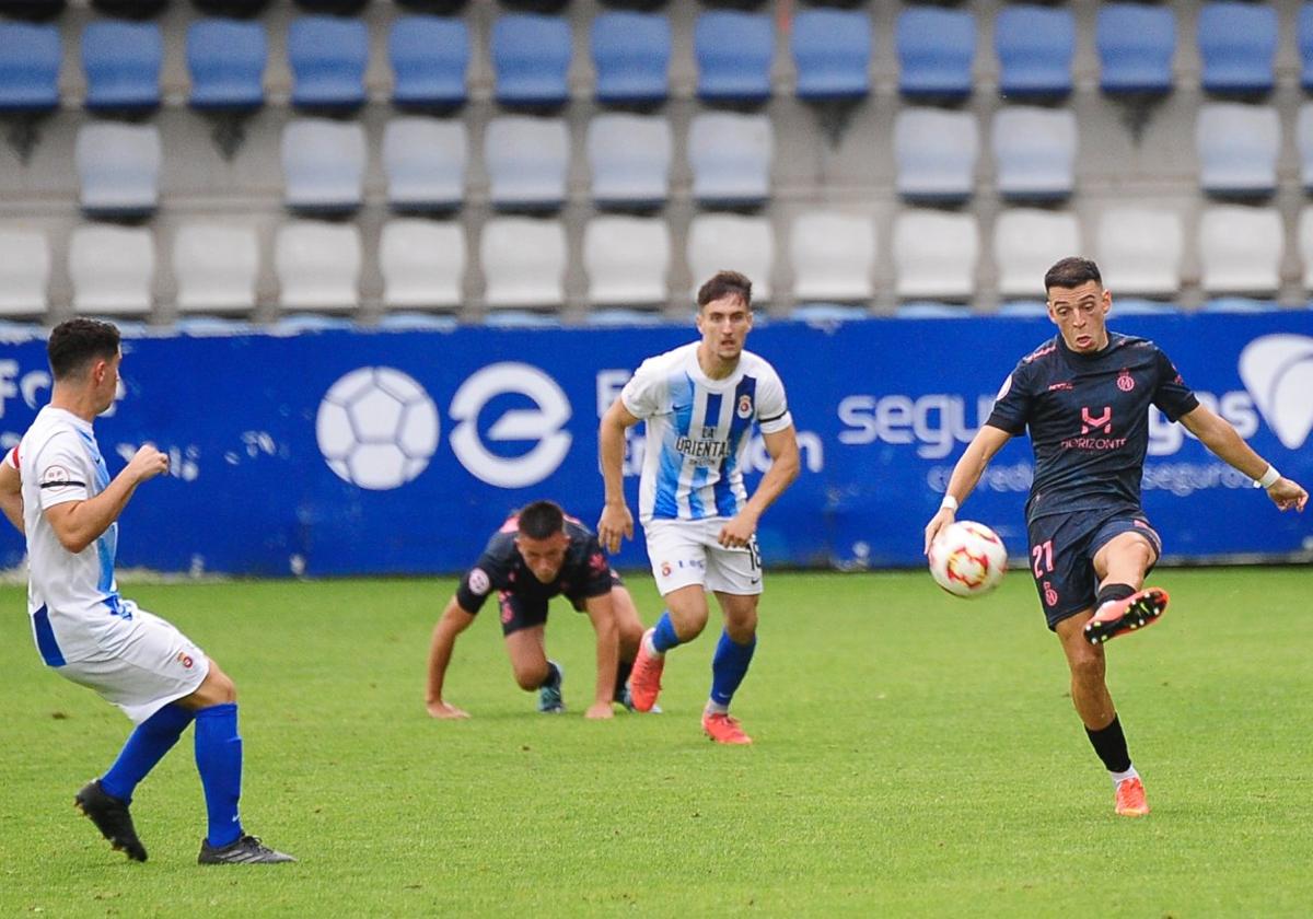 Sergio García centra al área en uno de los siete partidos en los que fue titular con el Real Avilés, en El Malecón frente a la Gimnástica de Torrelavega.