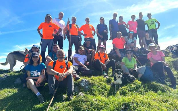 Una pequeña representación de la familia del grupo montañero Vizcares, con sede en el concejo de Piloña