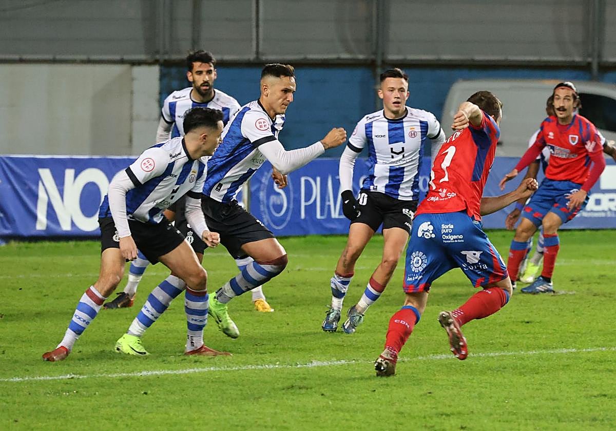 Luis Martínez, entre Soler y Osky y con Julio detrás, trata de frenar un ataque del Numancia en su último partido como blanquiazul.