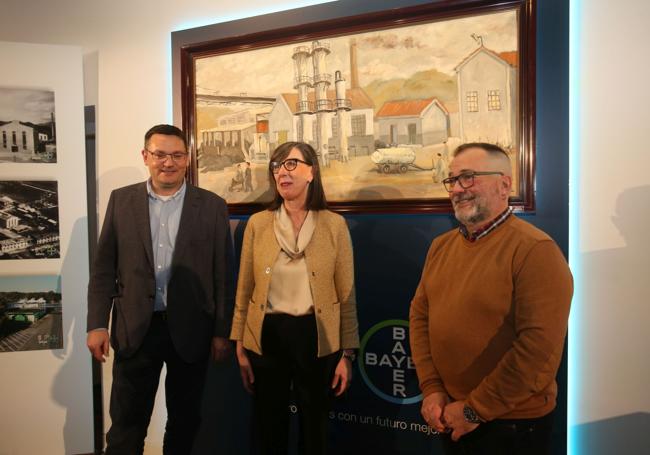 Jorge Álvarez, Nieves Roqueñí y Roberto García, delante de la obra.