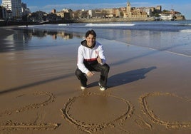 Nacho Méndez, en la playa de San Lorenzo con el número 200, los partidos que habrá disputado con la camiseta del Sporting de Gijón si juega en el derbi asturiano del sábado frente al Real Oviedo.