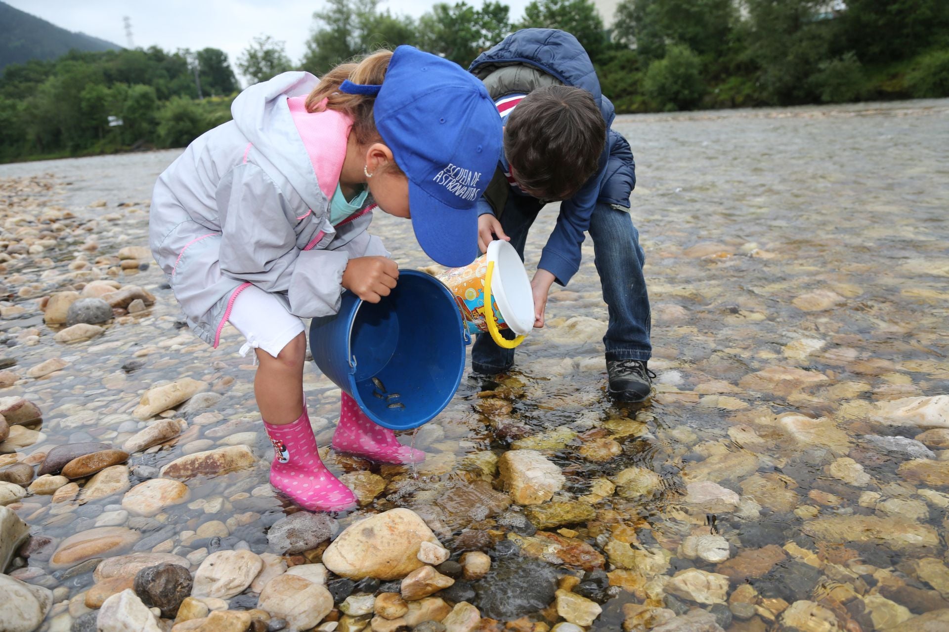 Dos niños juegan en el río Sella
