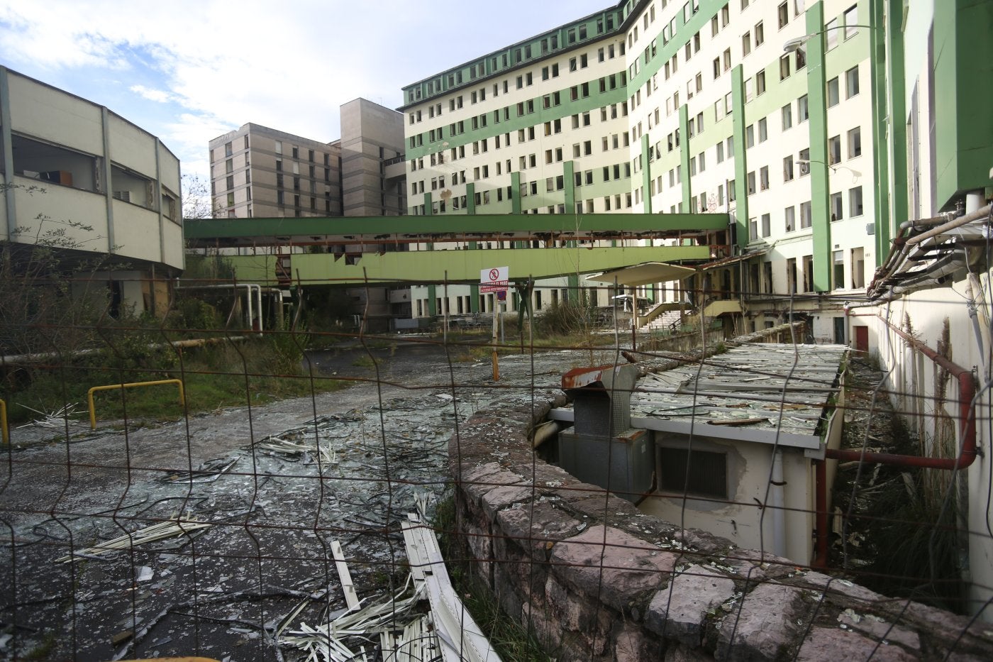 Los desmantelados edificios del antiguo HUCA.