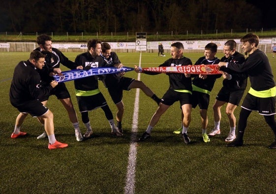 Futbolistas del Siero seguidores del Real Oviedo y el Sporting de Gijón bromean en el campo El Bayu.