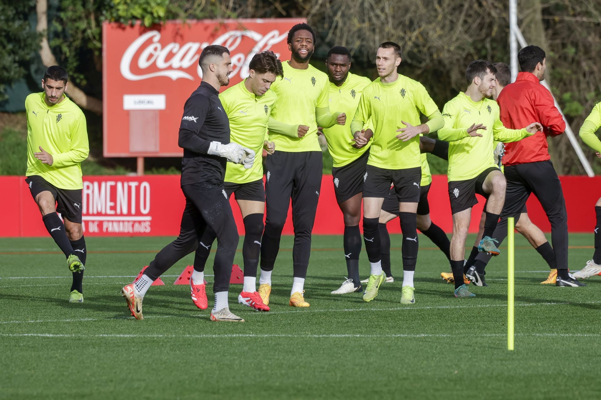 El último entrenamiento del Sporting de Gijón antes del derbi, en fotos