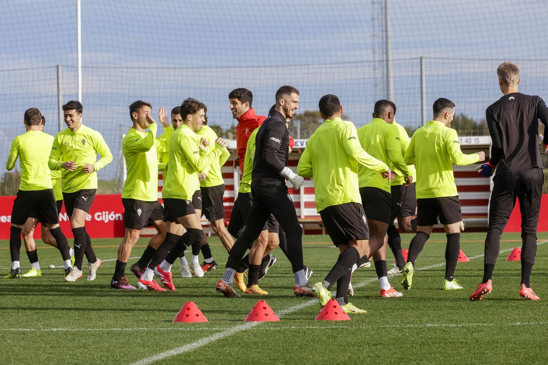 El último entrenamiento del Sporting de Gijón antes del derbi, en fotos