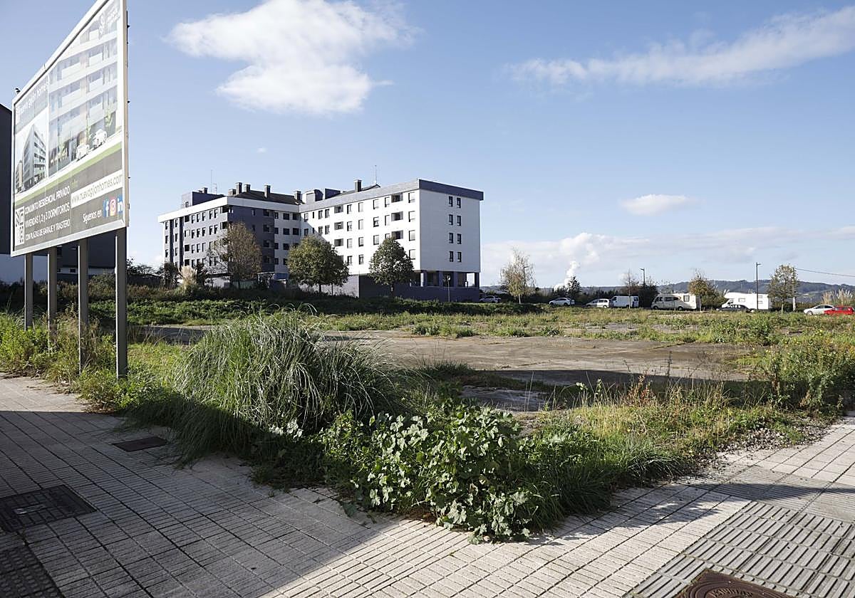 Parcela municipal en la que se construirán viviendas en la calle Naranjo de Bulnes de Gijón.