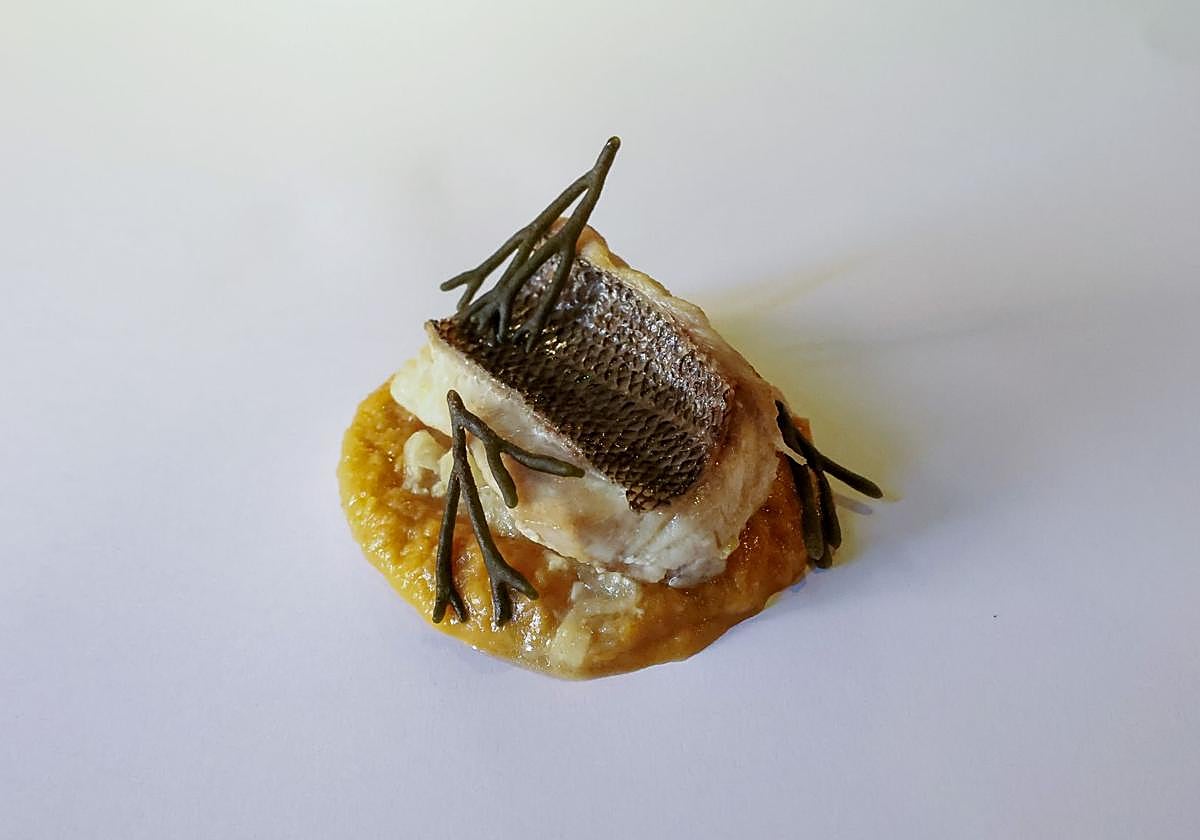 Plato de chopa a la sidra elaborado por Lara Roguez, cocinera del restaurante Abarike