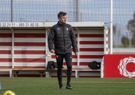 Rubén Albés, en el entrenamiento del Sporting este viernes.