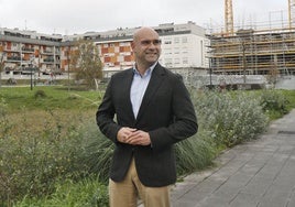 Jesús Martínez Salvador, junto a un edificio en construcción en el barrio de Nuevo Roces.