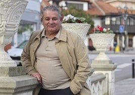 Celestino Novo en la plaza del Marqués de Muros.