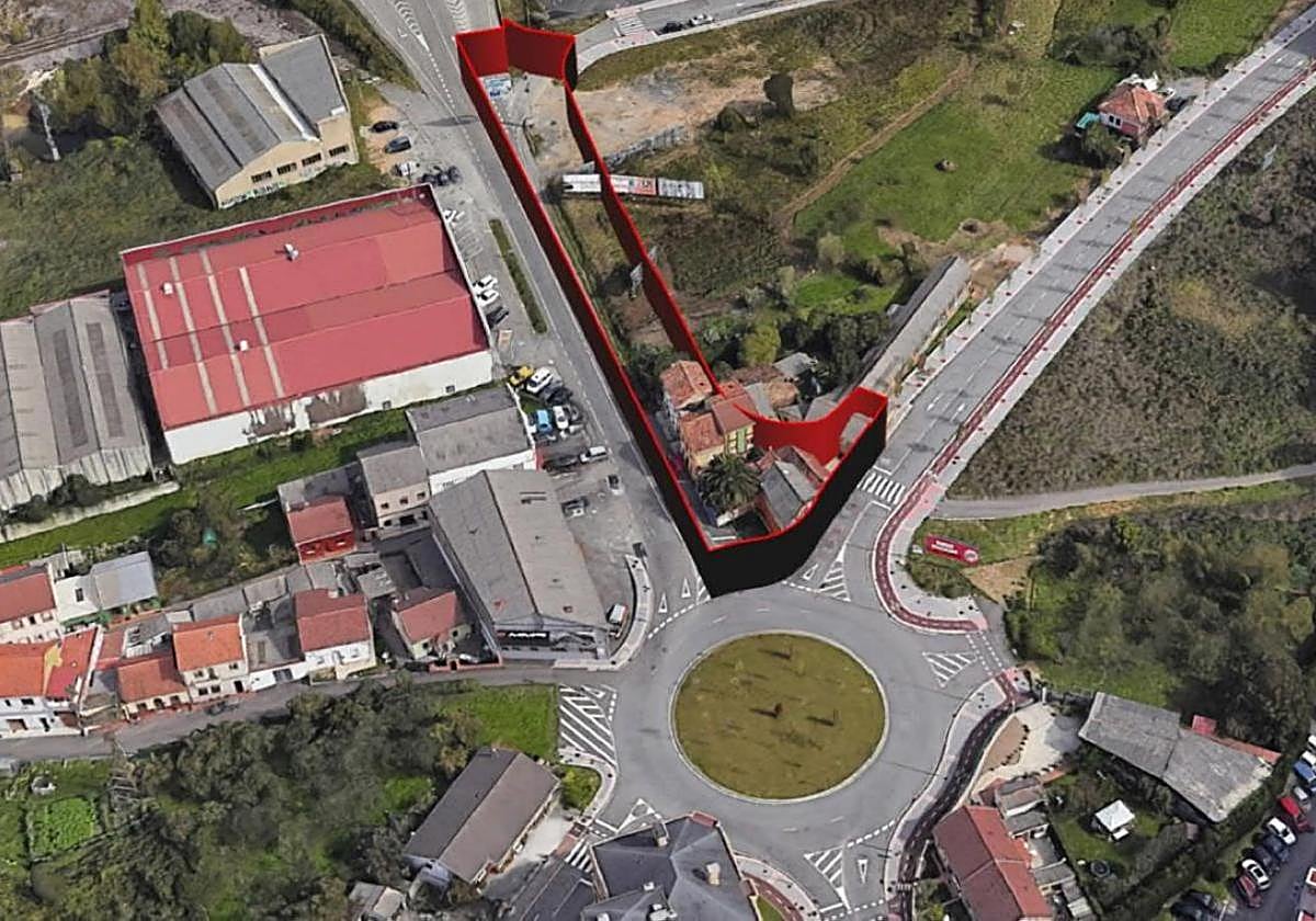 La rotonda de El Castro, en Lugones, con la zona afectada por las expropiaciones, marcada en rojo.