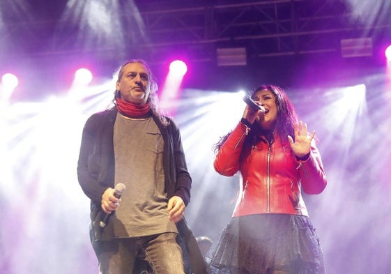 Dioni y Ángeles, integrantes de Camela, en concierto.