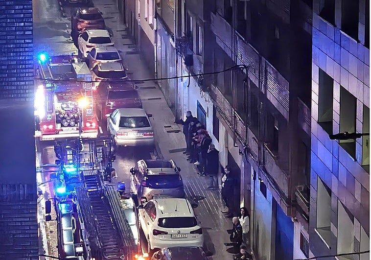 Bomberos y Policía Local durante la intervención en la calle Lepanto.