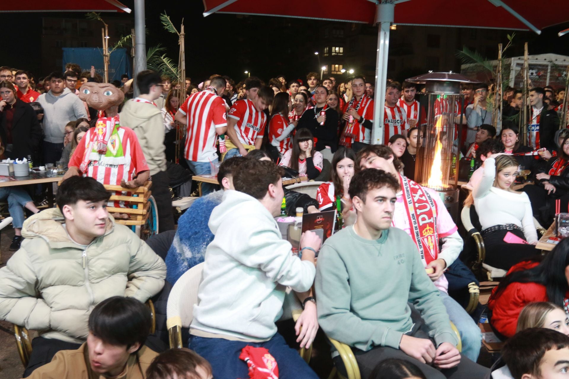 Así se vivió el derbi asturiano en los aledaños de El Molinón