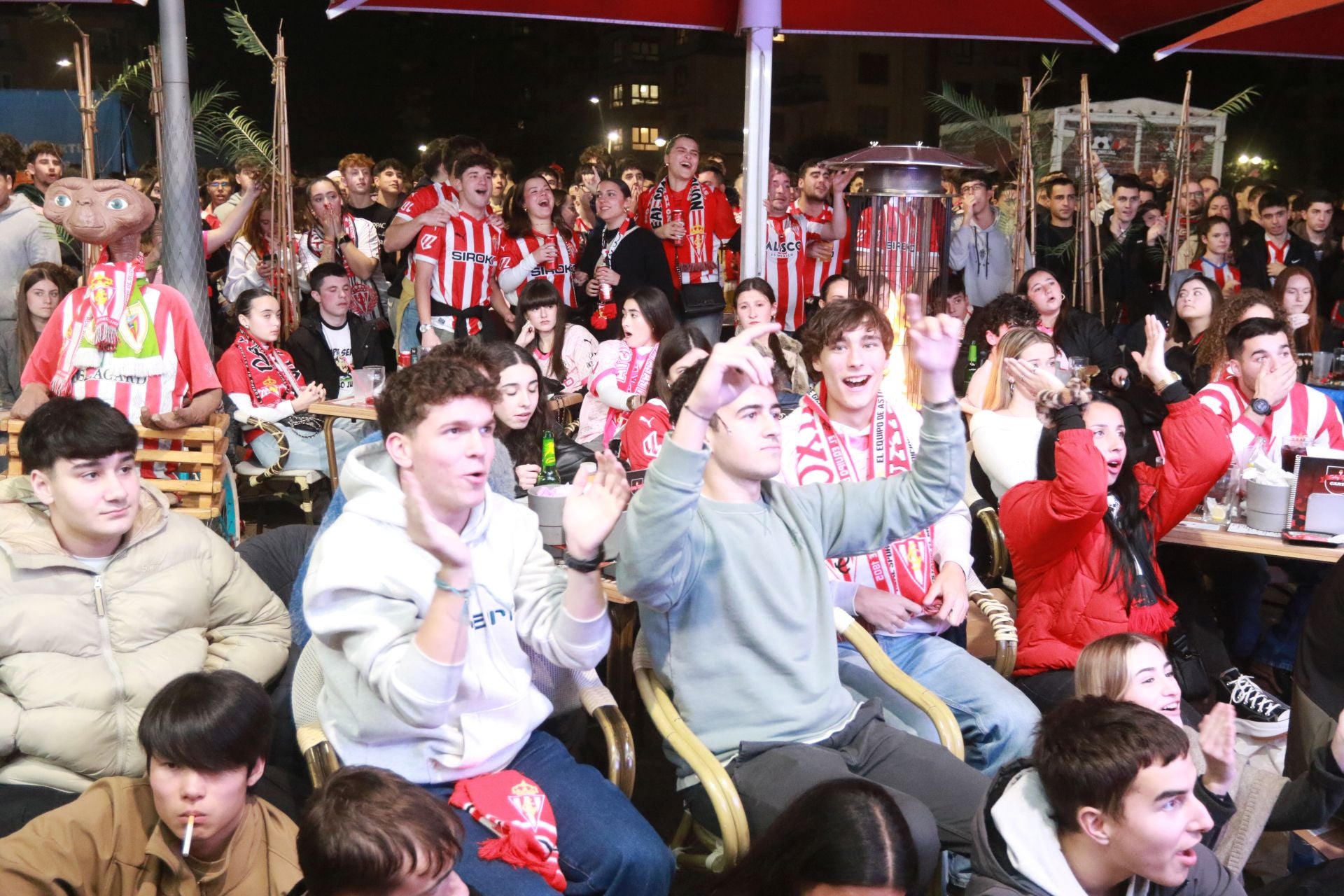 Así se vivió el derbi asturiano en los aledaños de El Molinón