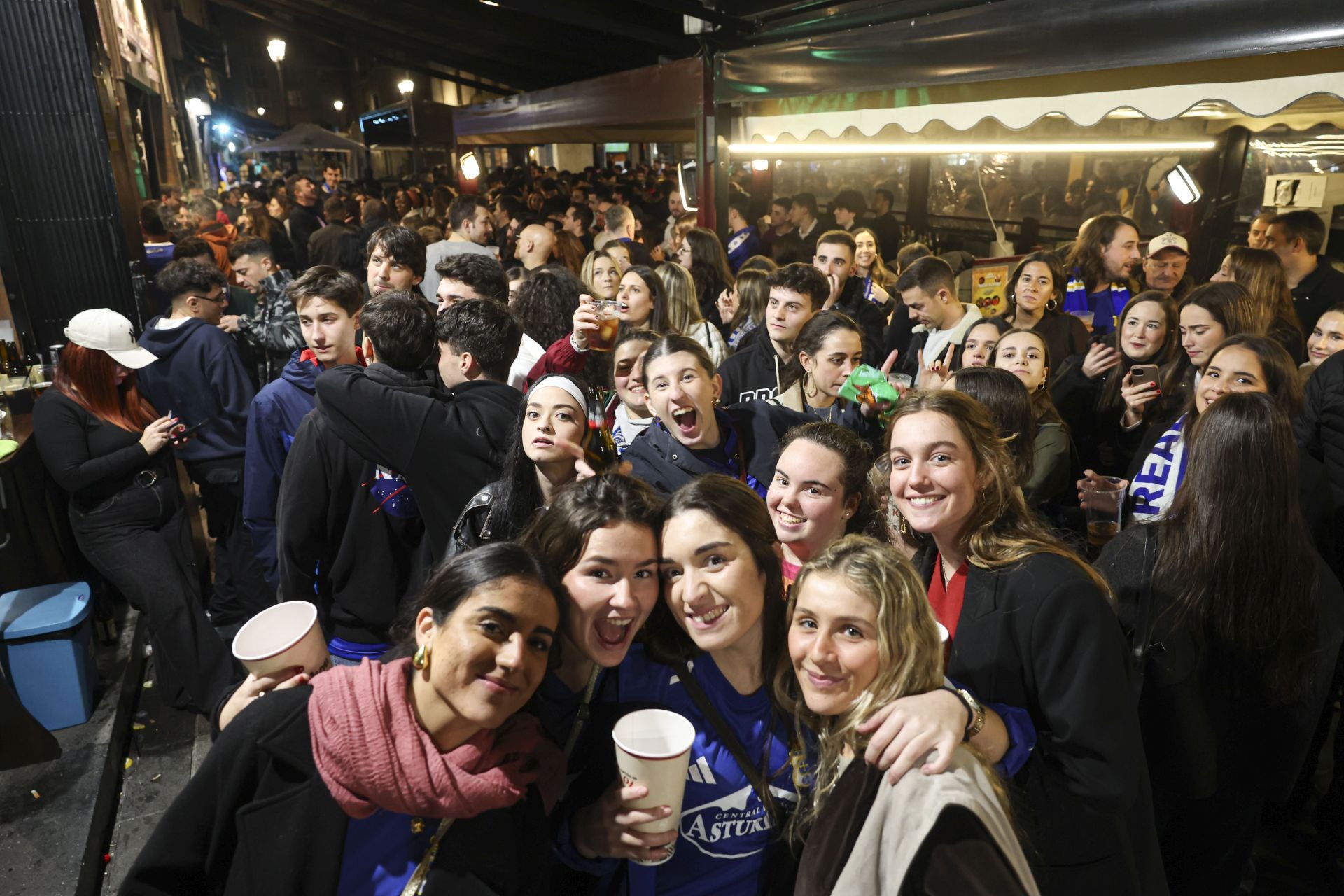 Ambientazo en los bares de Oviedo por el derbi asturiano