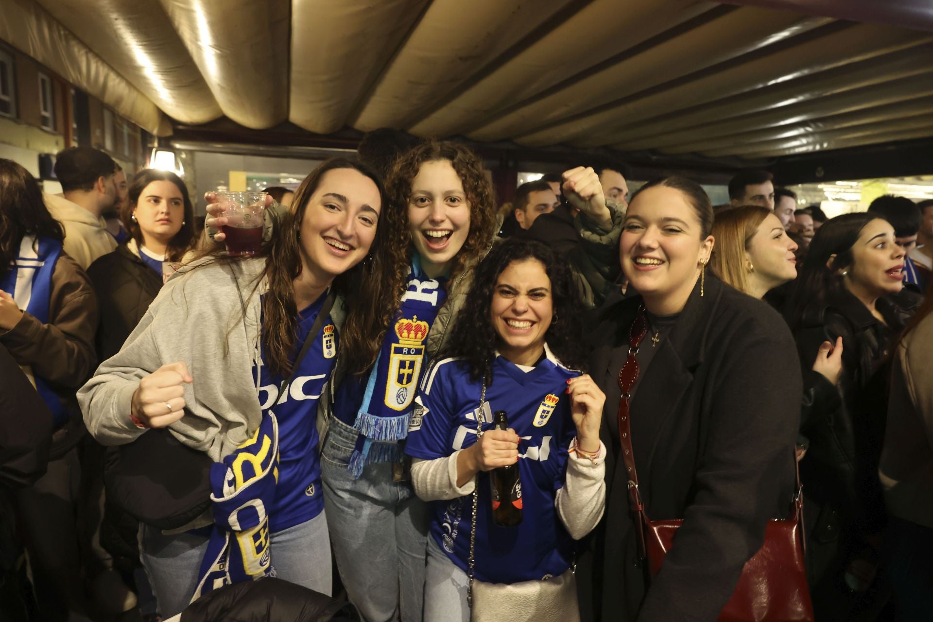 Ambientazo en los bares de Oviedo por el derbi asturiano