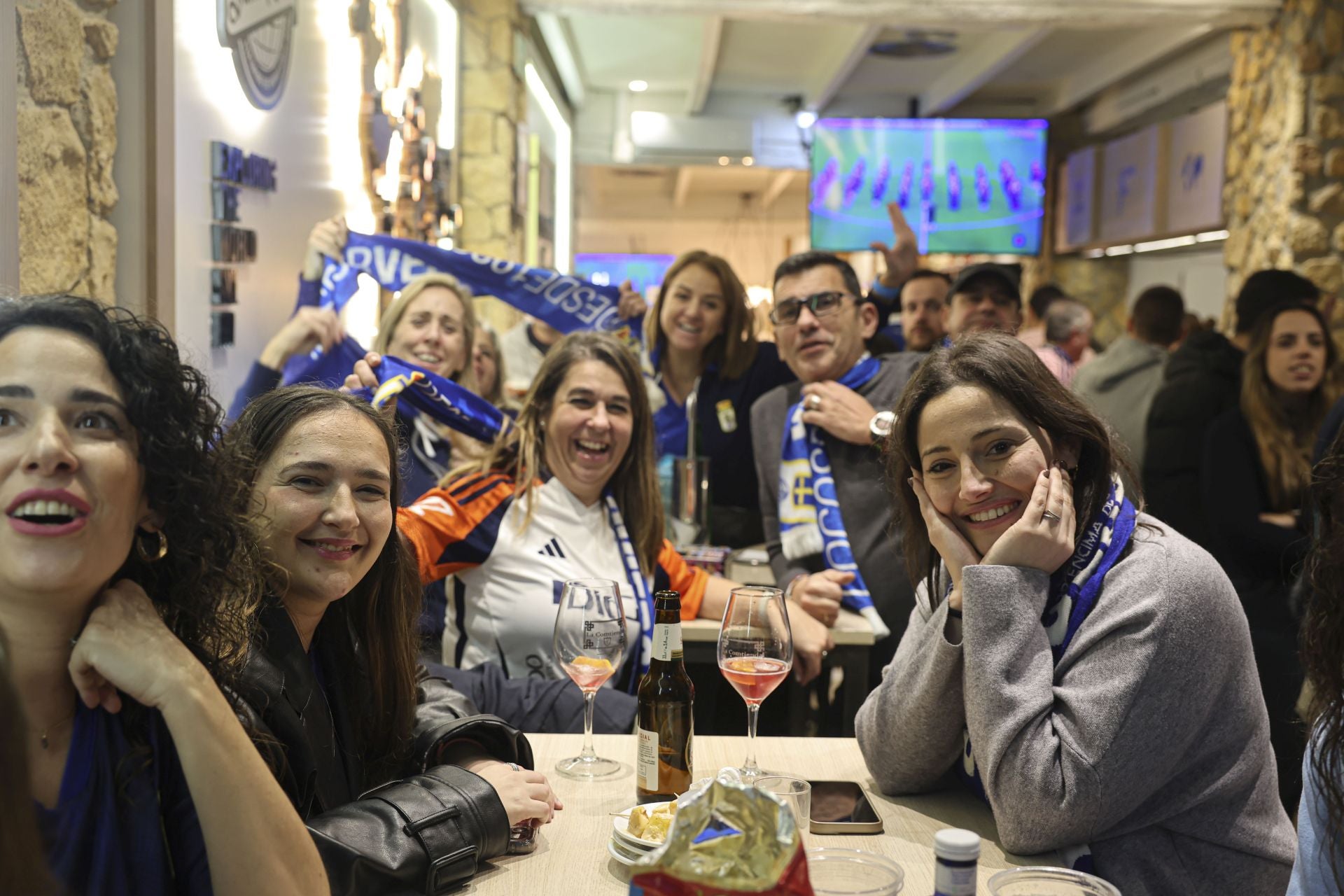 Ambientazo en los bares de Oviedo por el derbi asturiano