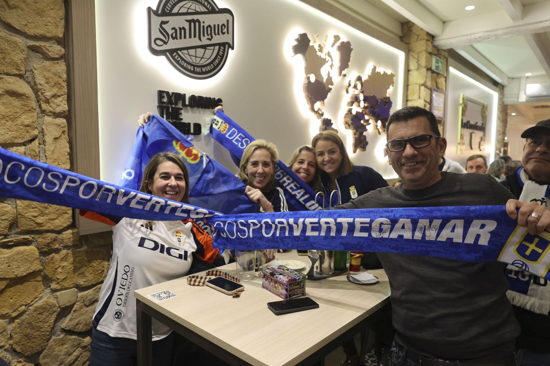 Ambientazo en los bares de Oviedo por el derbi asturiano