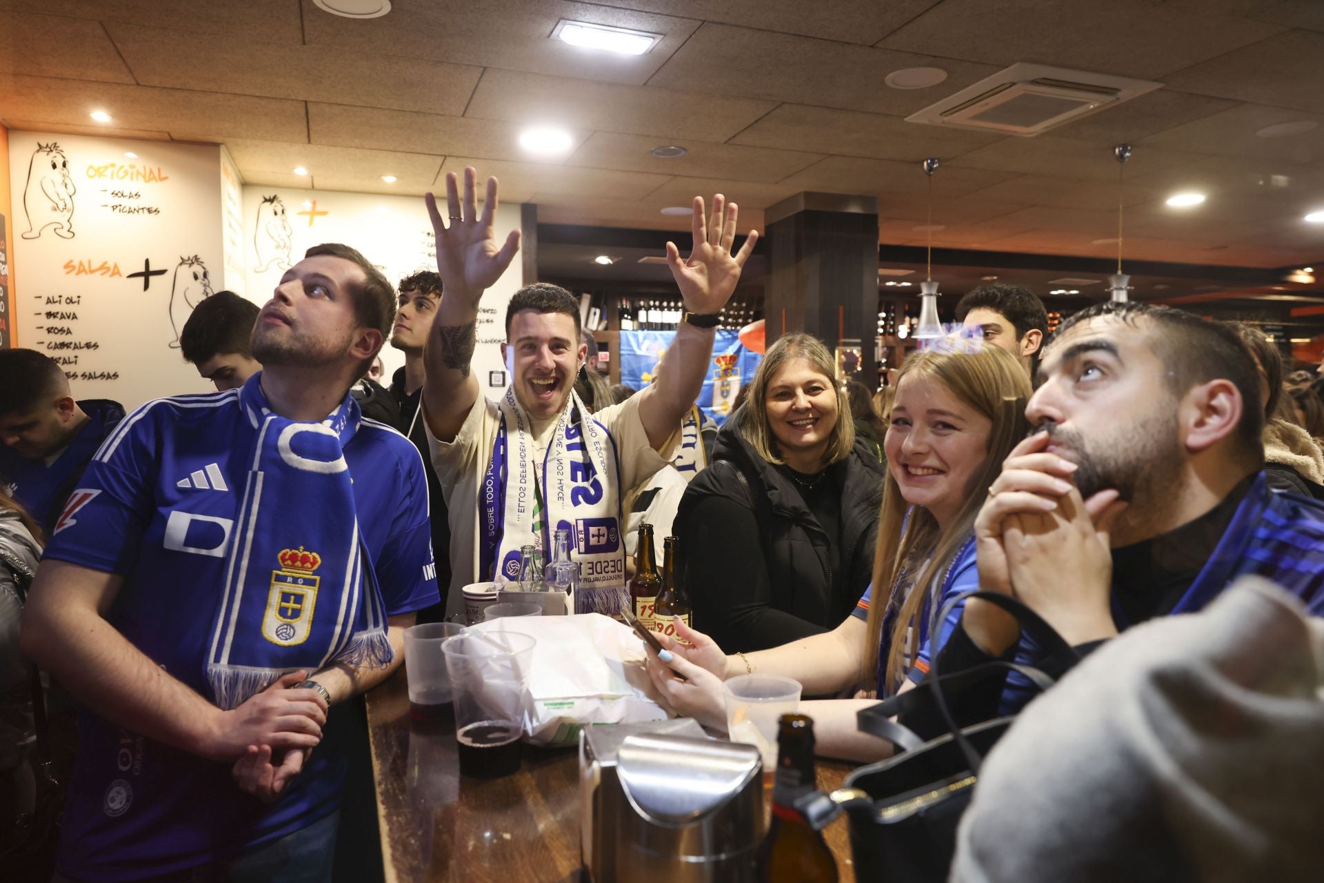 Ambientazo en los bares de Oviedo por el derbi asturiano