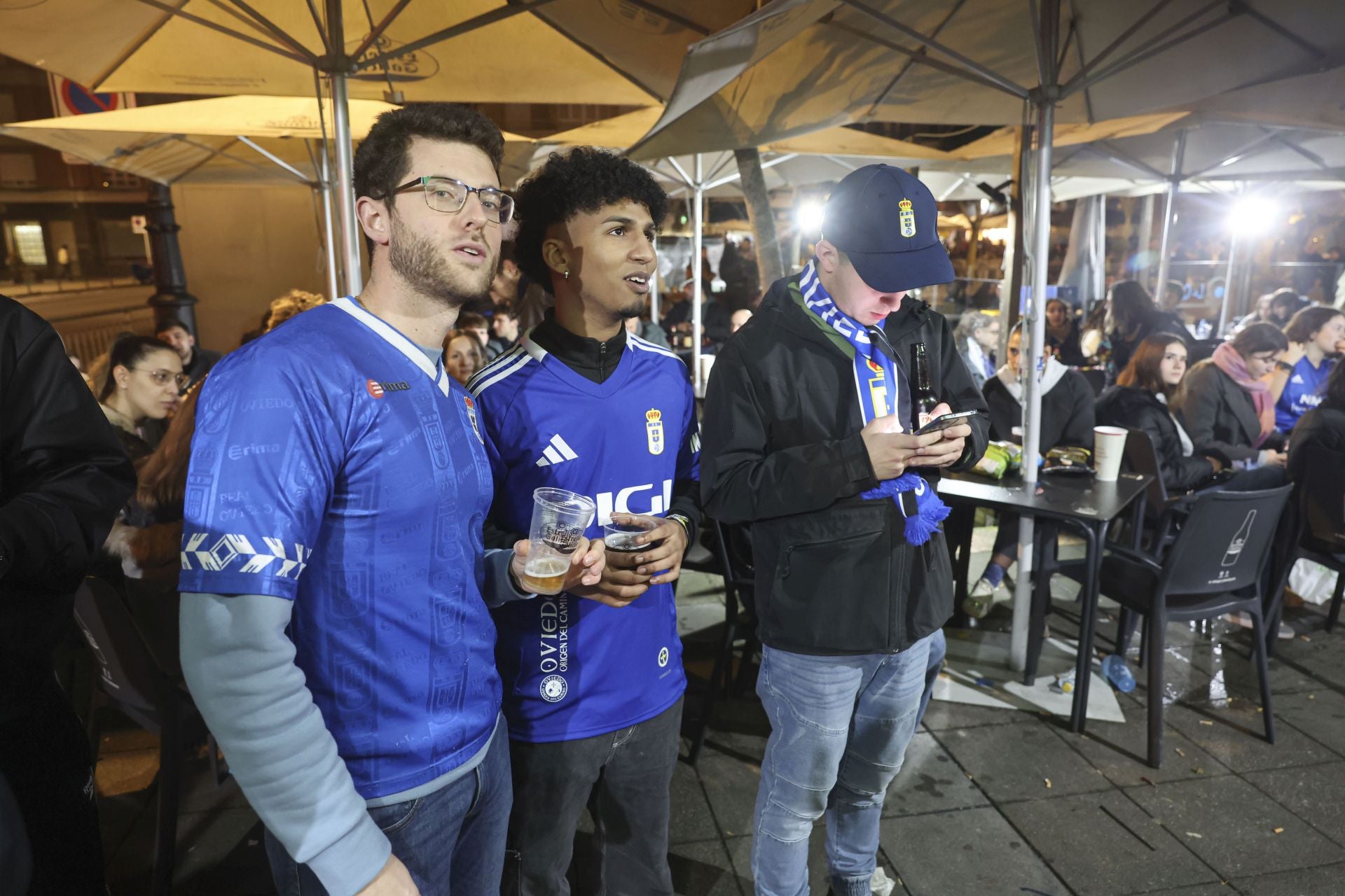 Ambientazo en los bares de Oviedo por el derbi asturiano
