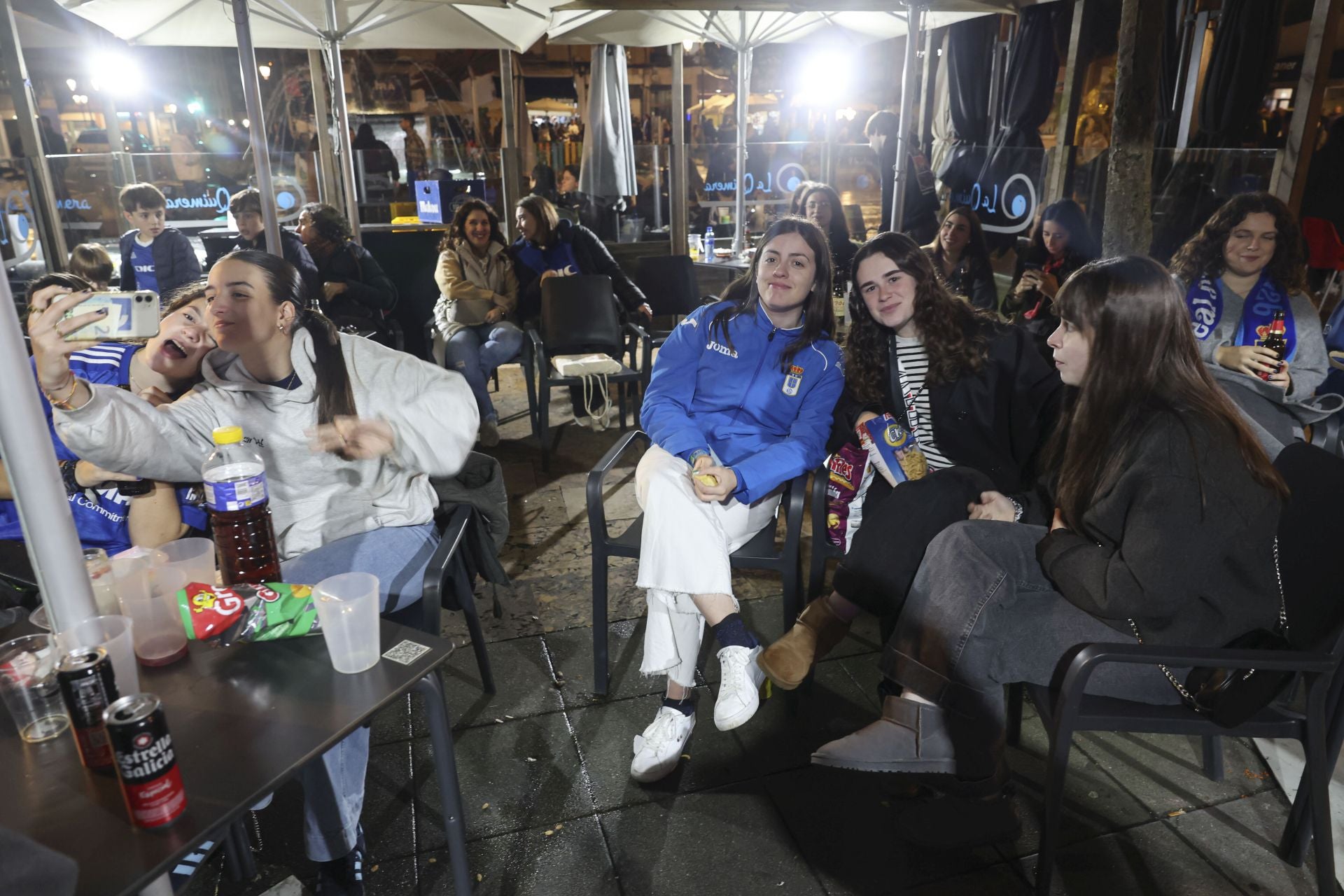 Ambientazo en los bares de Oviedo por el derbi asturiano