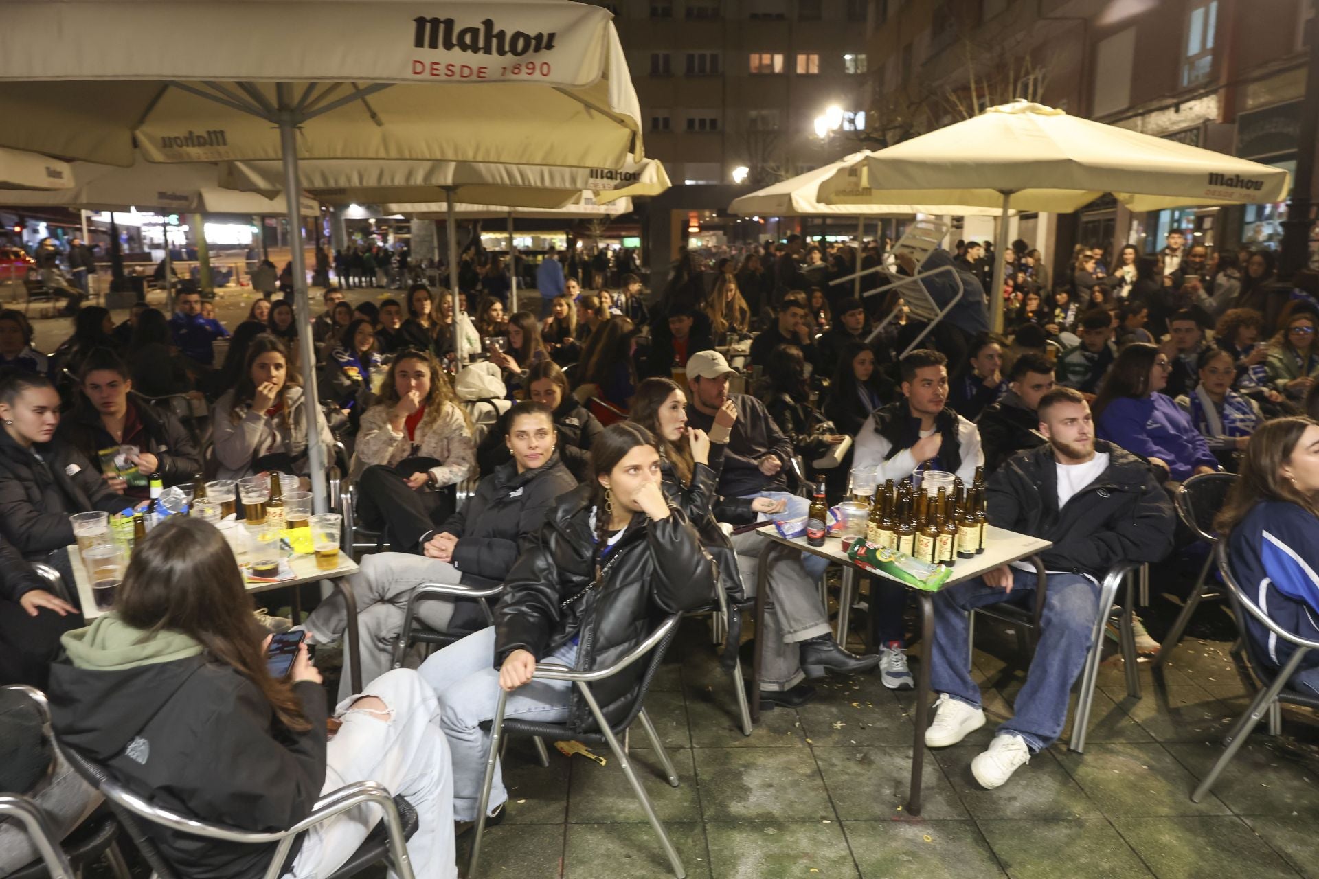 Ambientazo en los bares de Oviedo por el derbi asturiano
