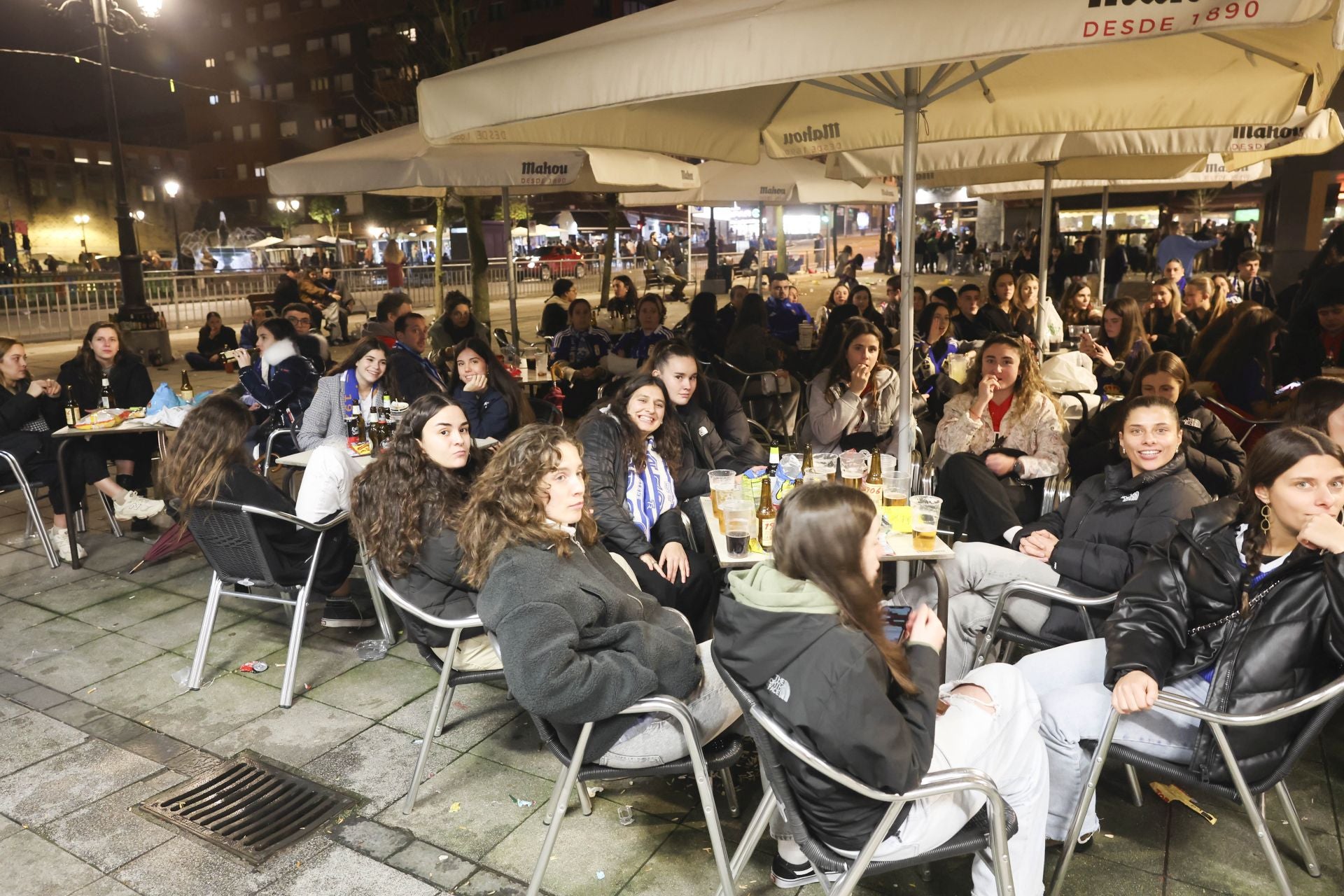 Ambientazo en los bares de Oviedo por el derbi asturiano