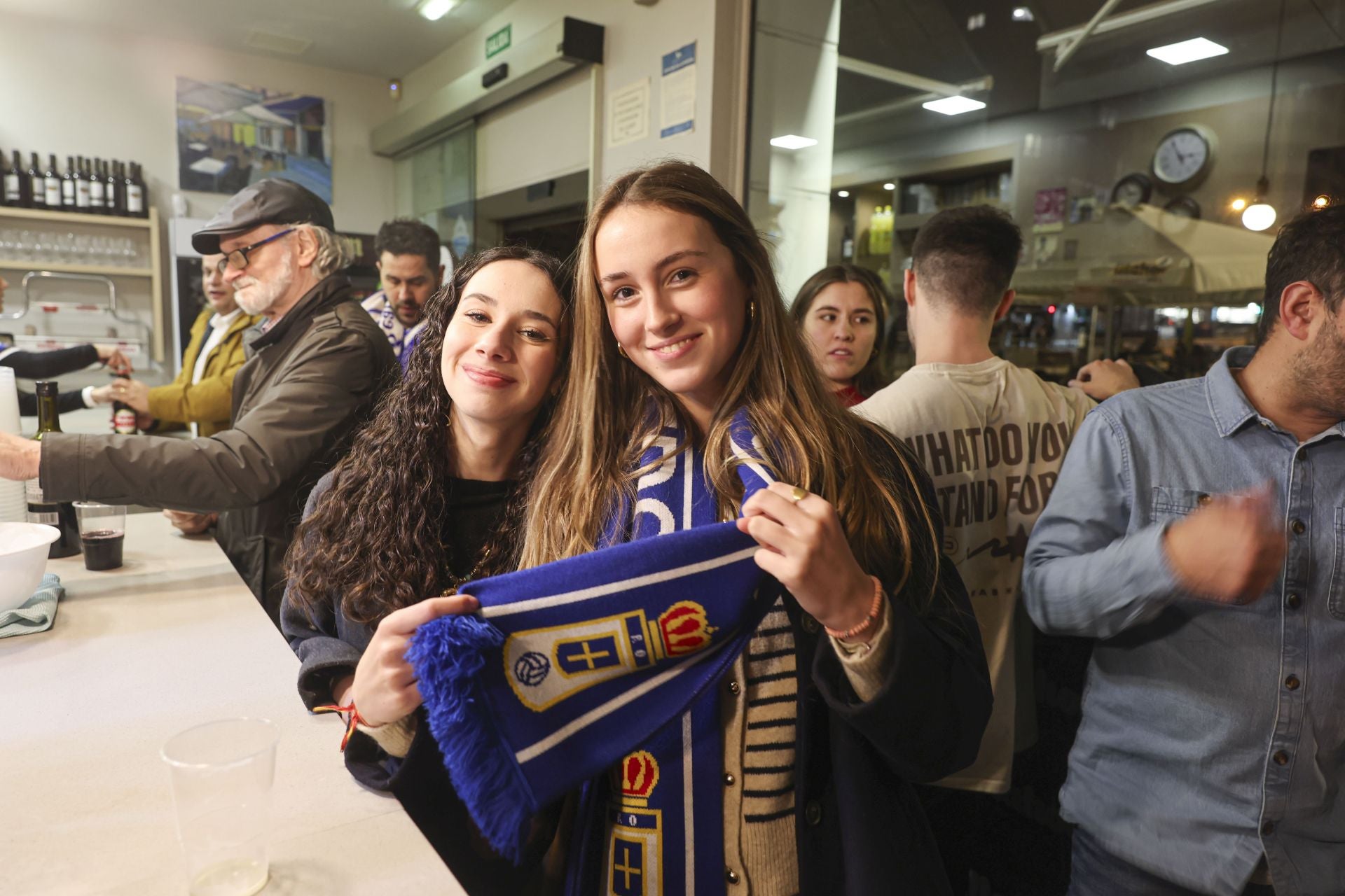 Ambientazo en los bares de Oviedo por el derbi asturiano