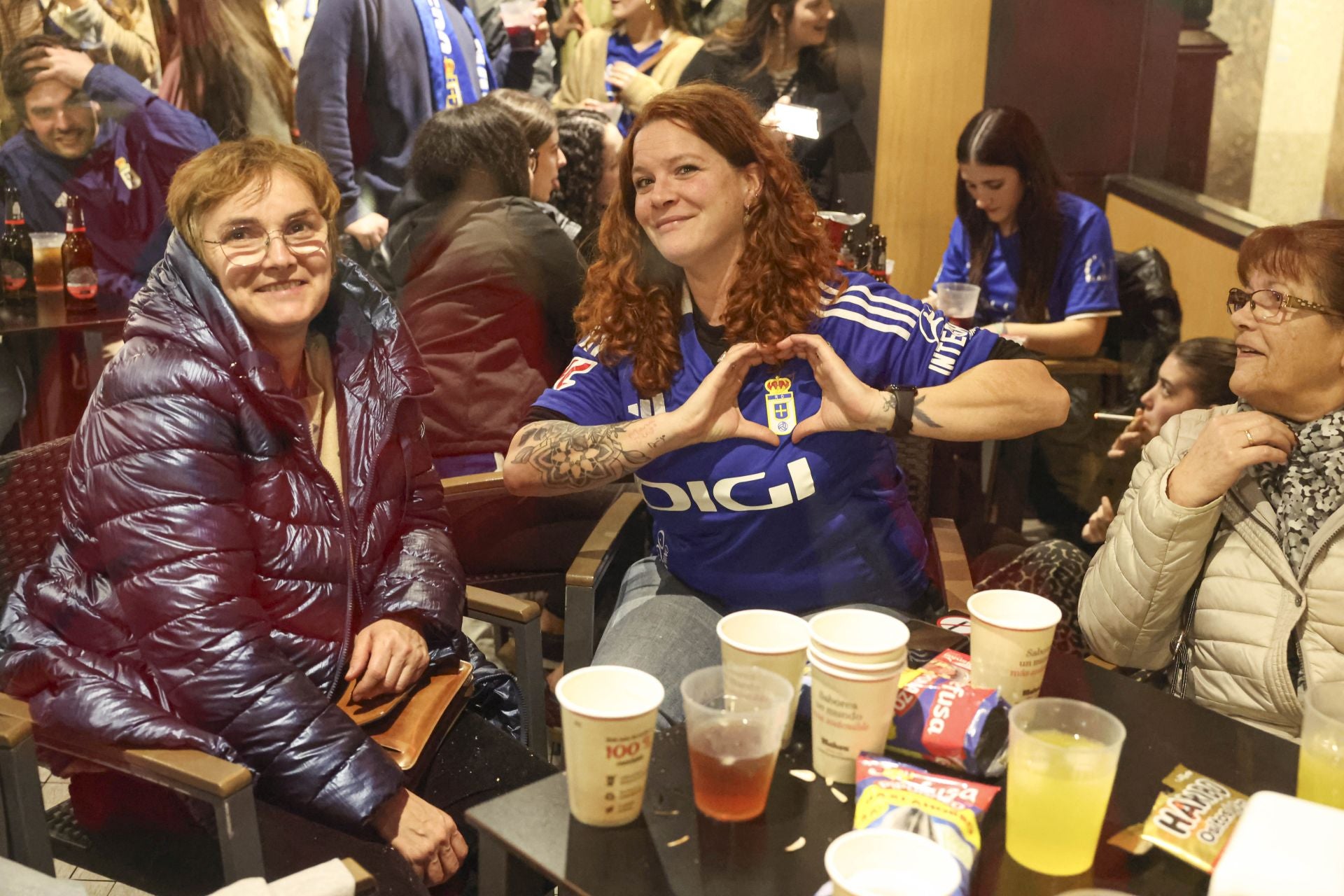 Ambientazo en los bares de Oviedo por el derbi asturiano