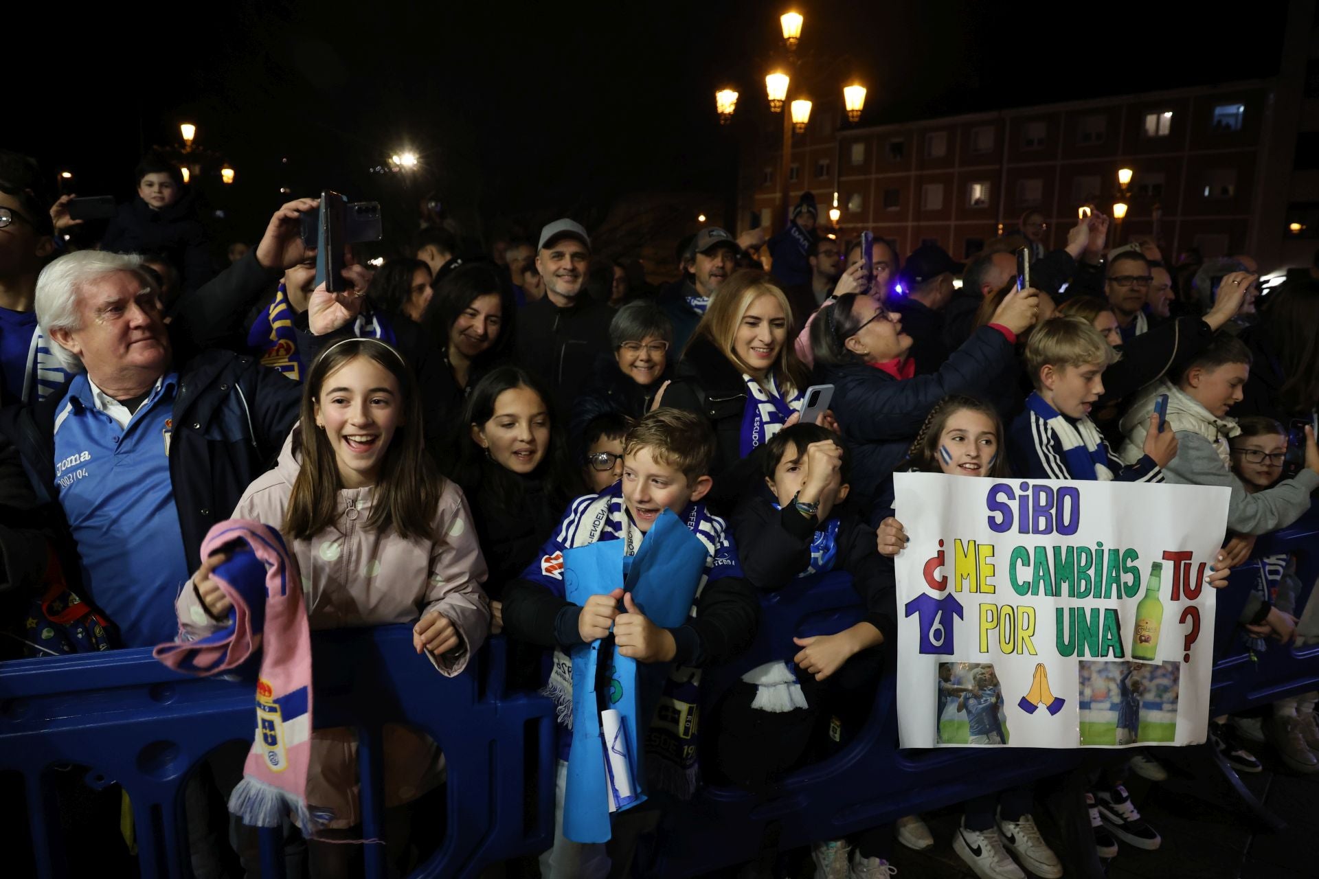 ¿Estuviste animando al Real Oviedo antes del derbi? ¡Búscate en las fotos!