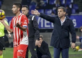 Javier Calleja da indicaciones a sus jugadores en presencia de Cote durante el Real Oviedo-Sporting.