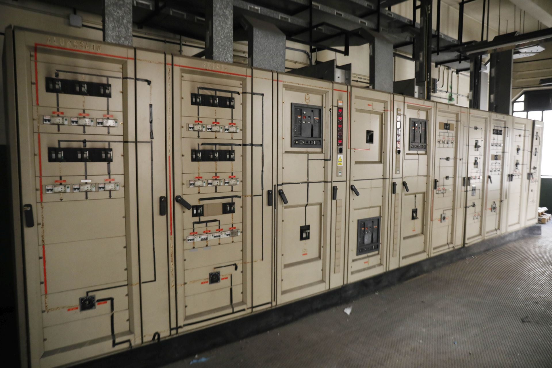 Imagen secundaria 2 - Arriba, la azotea del inmueble con la antena de telefonía que se conservará. A la izquierda, grupo electrógeno diésel en planta baja que deberá ser desalojado. A la derecha, los cuadros eléctricos ubicados en la planta baja que ocupan mucho espacio. 