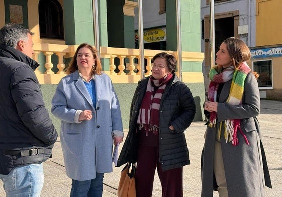 José Luis Fontaniella, Montse Fernández, Mariví López y Gemma Álvarez, ante la Casa Consistorial de Tineo, esta mañana.