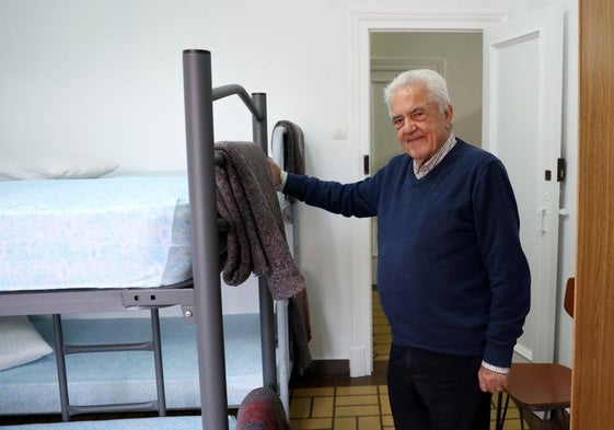 El director del albergue de El Salvador en Oviedo, Pablo Sánchez, en una de las habitaciones.