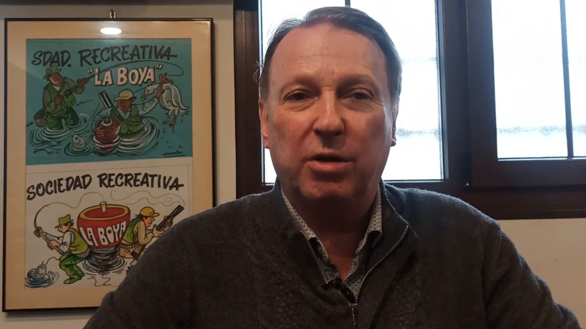 José Ramón González, presidente de la Sociedad Recreativa La Boya, felicita a EL COMERCIO