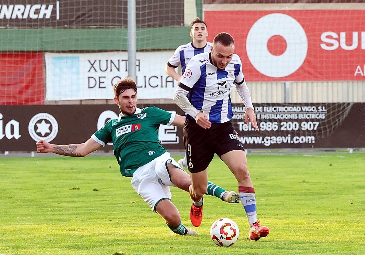 Una de las jugadas del Coruxo-Real Avilés.