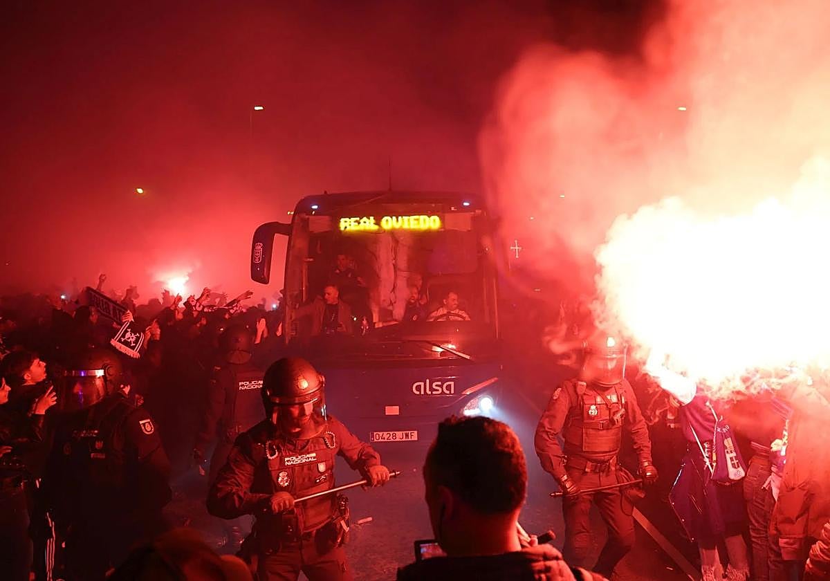 El autobús del Real Oviedo llegando al estadio Carlos Tartiere para disputar el derbi asturiano.