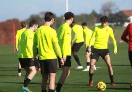 César Gelabert, ayer, en la vuelta al trabajo del Sporting de Gijón tras el derbi asturiano, tocando balón durante el calentamiento en el campo número 2 de Mareo.